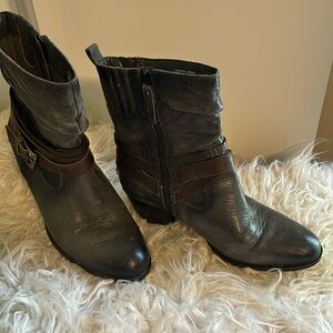 Casual distressed leather  grey comfort bootie by EARTH Size 8